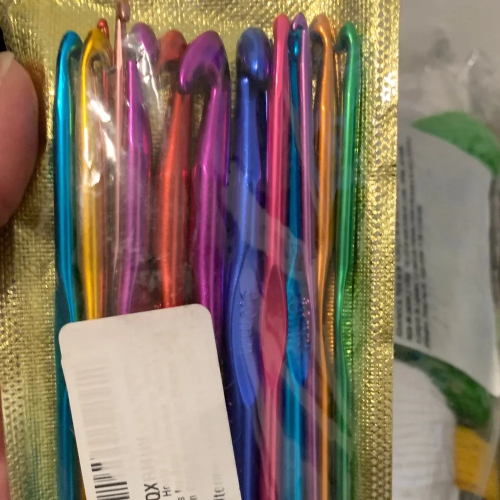 Red Heart Super Craft Kit with Multicolor Accessories - Picture 7 of 9
